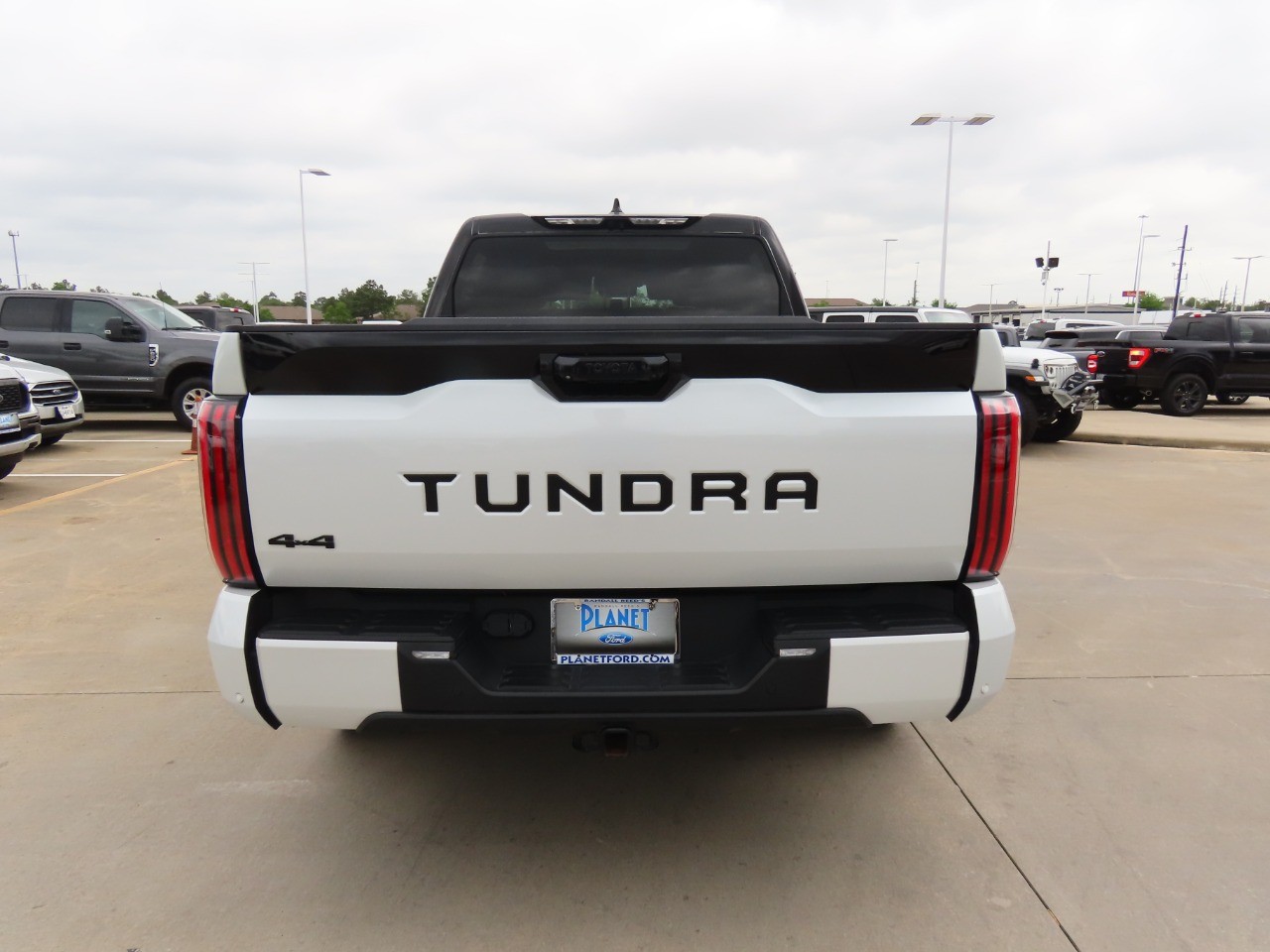 2023 Toyota Tundra 4WD Platinum Hybrid CrewMax 5.5' B photo