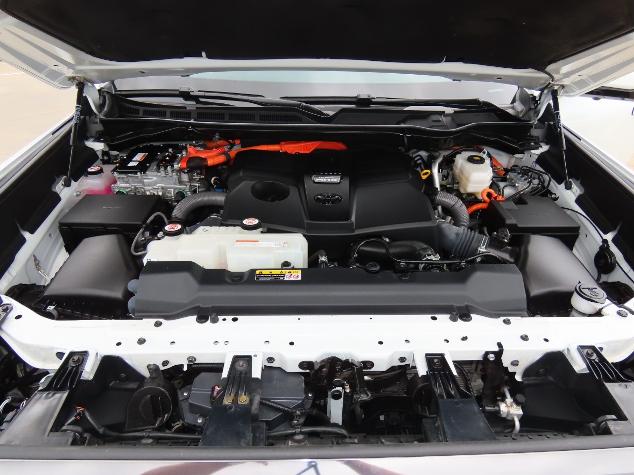 2023 Toyota Tundra 4WD Platinum Hybrid CrewMax 5.5' B photo