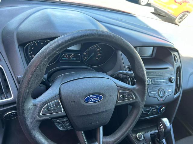 2015 Ford Focus SE Hatchback 4D photo