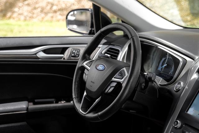 2017 Ford Fusion SE Sedan 4D photo