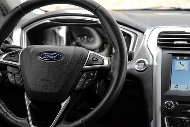 2017 Ford Fusion SE Sedan 4D photo