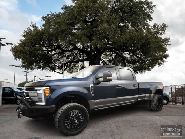 The 2019 Ford Super Duty F-350 DRW King Ranch photos