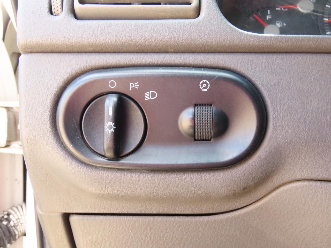 2005 Ford Explorer XLS photo