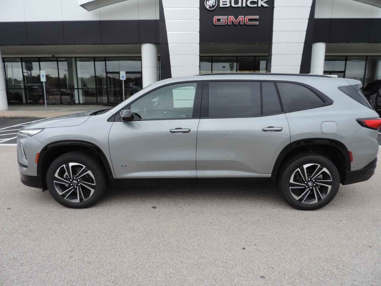 2025 Buick Enclave 4dr Sport Touring photo