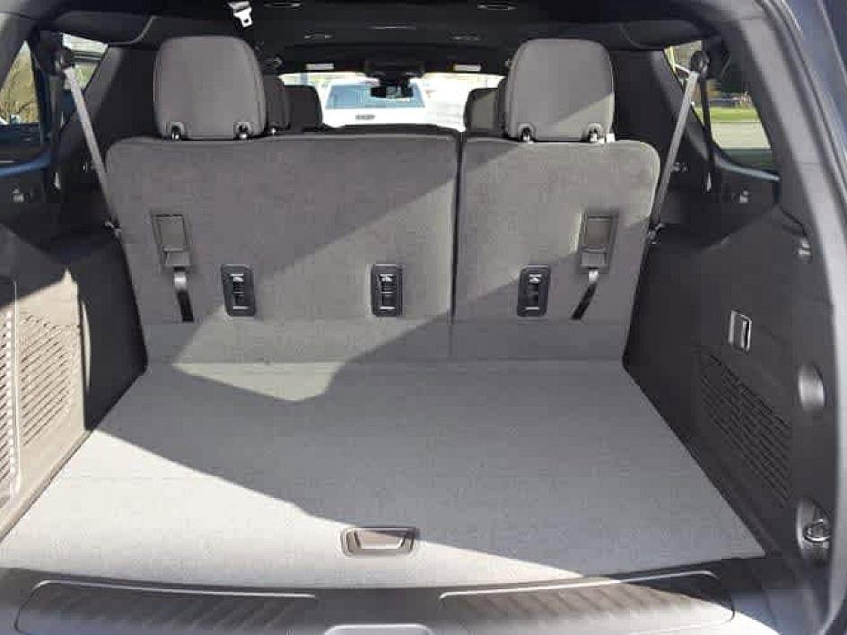 2025 Chevrolet Suburban LS photo