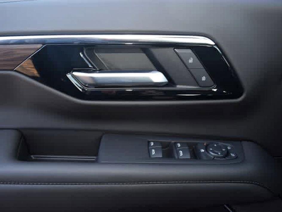 2025 Chevrolet Suburban LS photo