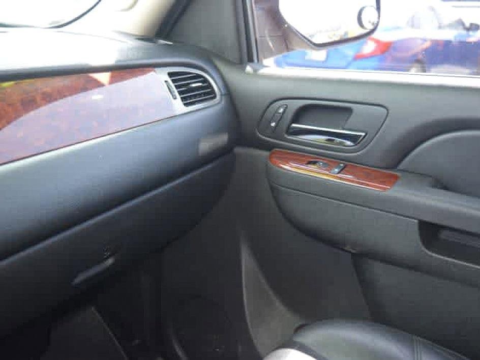 2011 Chevrolet Suburban LT 1500 photo