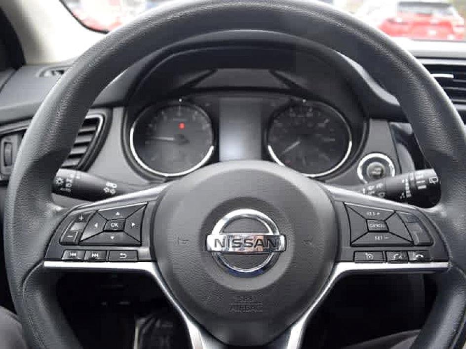 2017 Nissan Rogue Sport SV photo