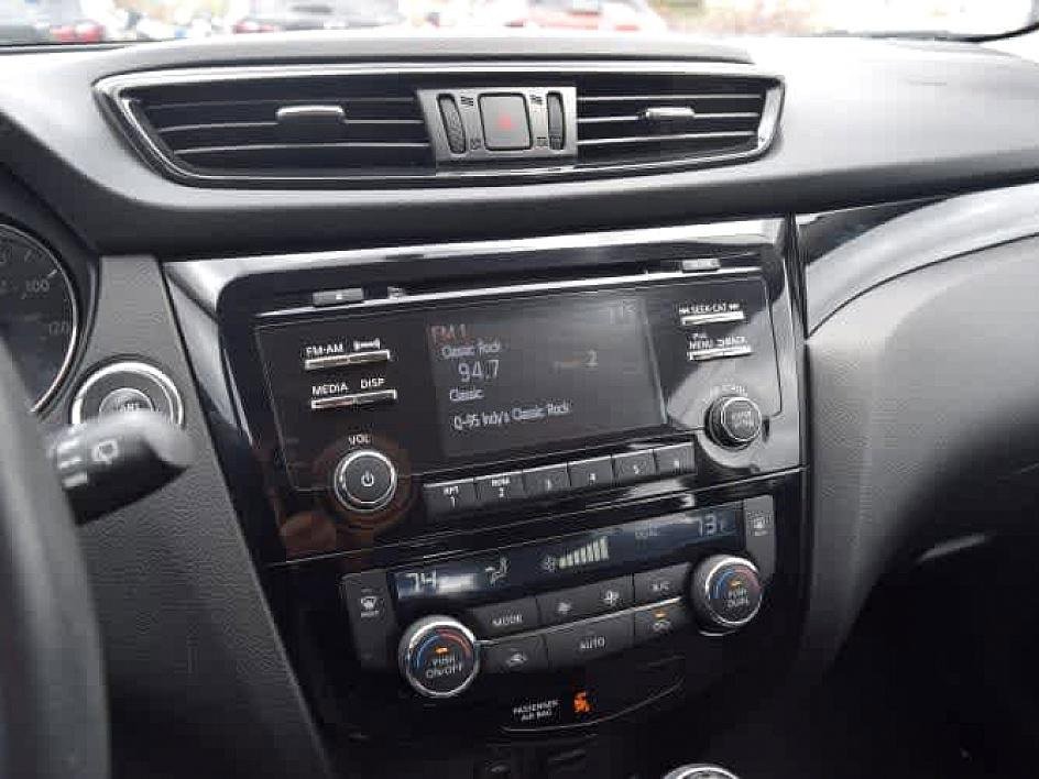 2017 Nissan Rogue Sport SV photo