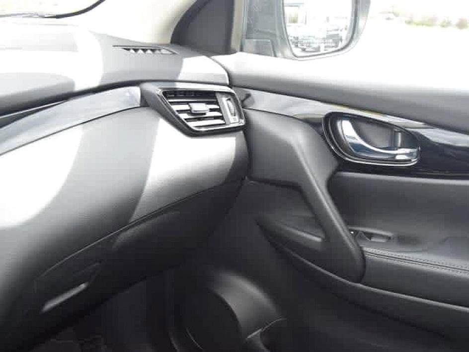 2017 Nissan Rogue Sport SV photo
