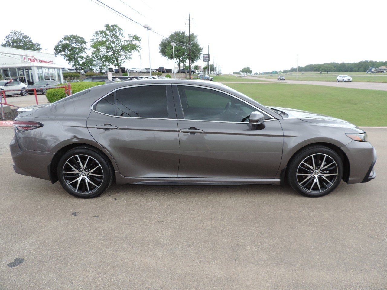 2023 Toyota Camry SE Auto (Natl) photo