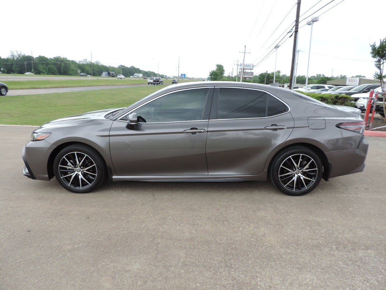 2023 Toyota Camry SE Auto (Natl) photo