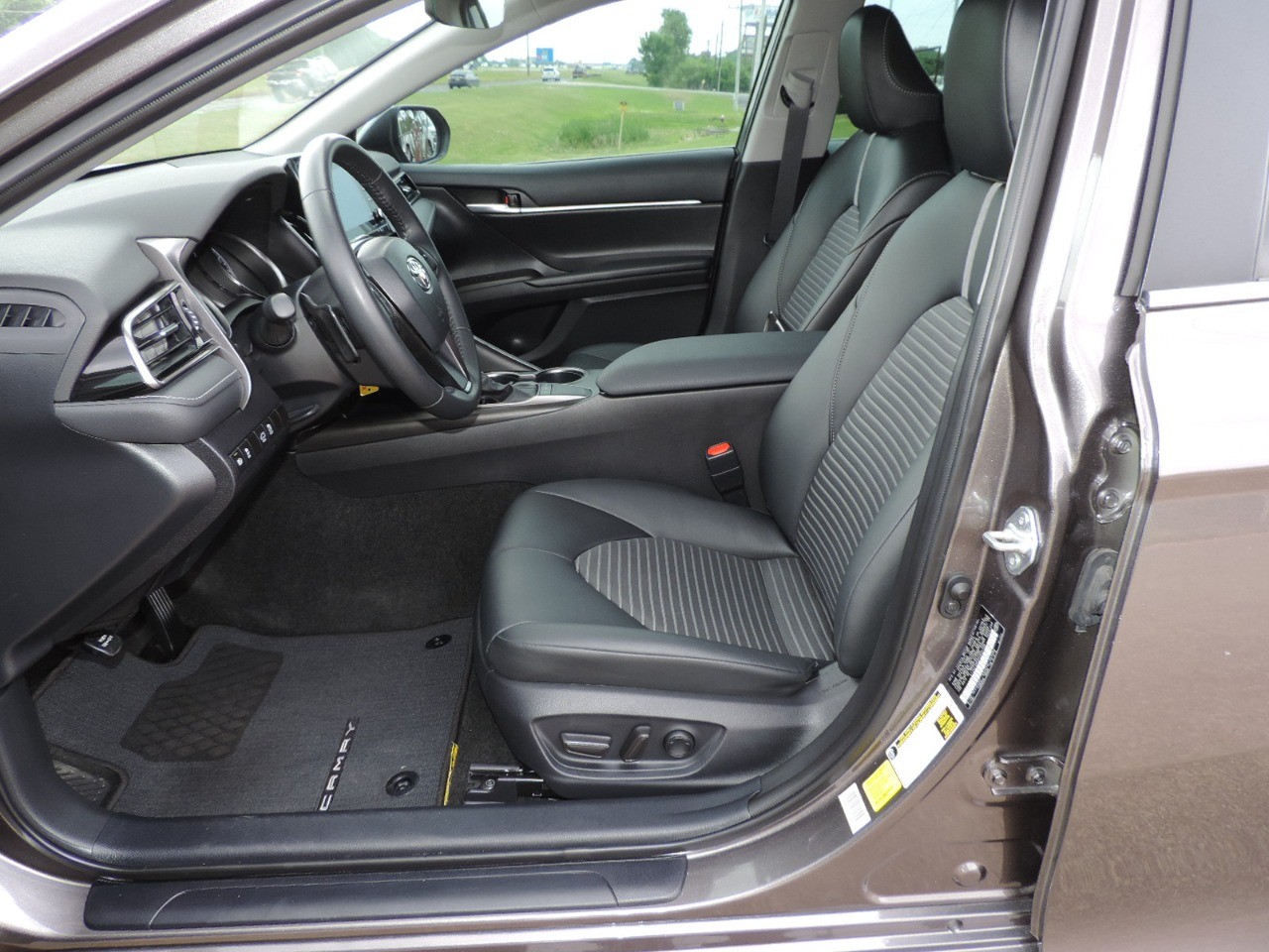 2023 Toyota Camry SE Auto (Natl) photo