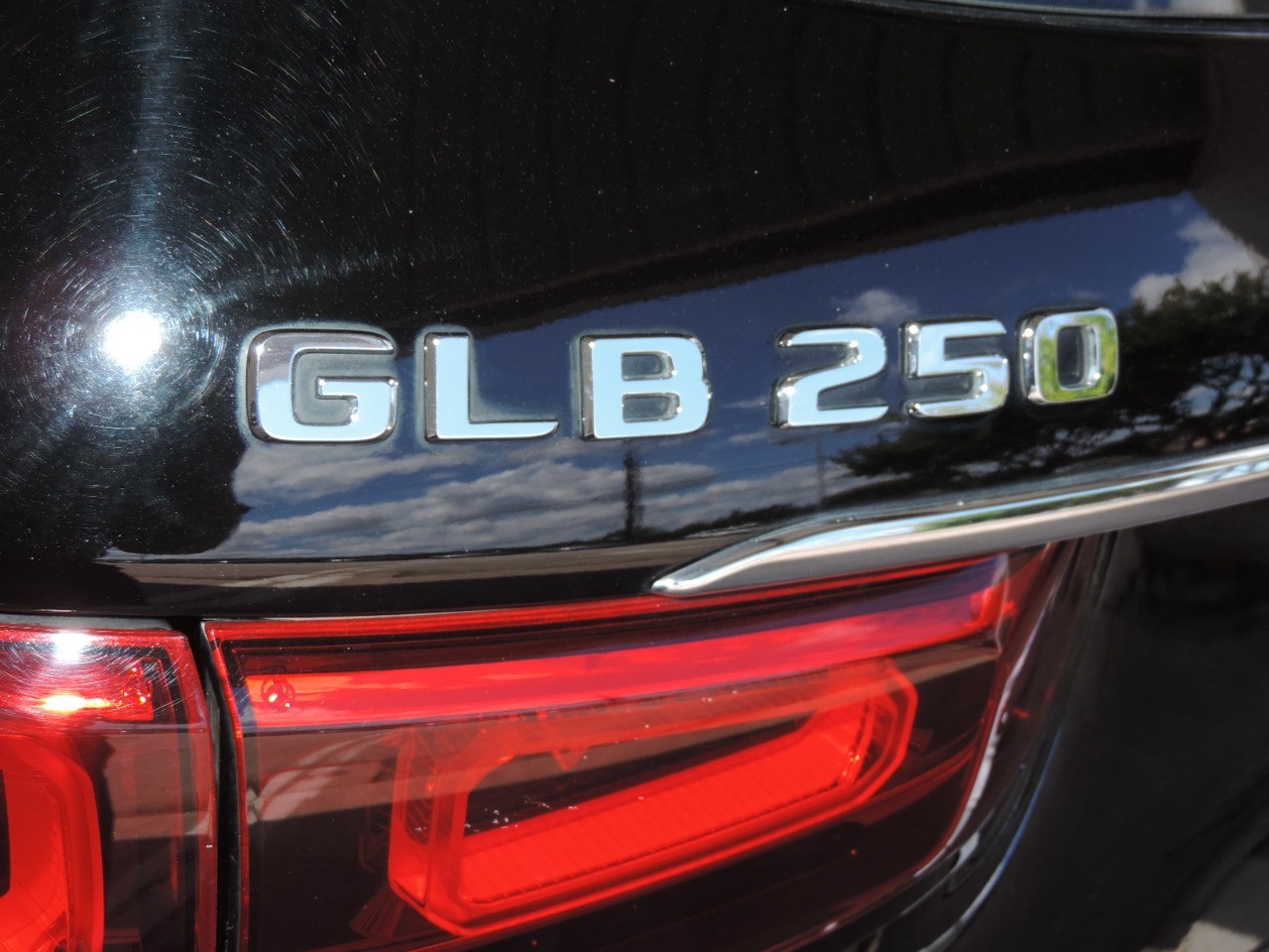 2020 Mercedes-Benz GLB GLB 250 SUV photo
