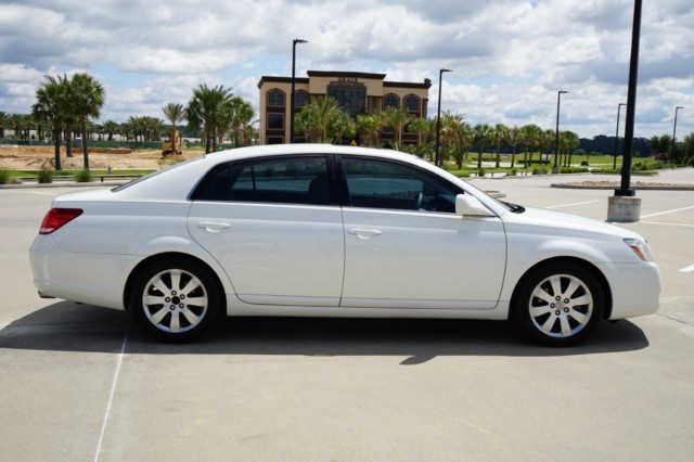 2005 Toyota Avalon XL photo