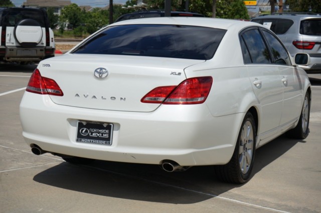 2005 Toyota Avalon XL photo