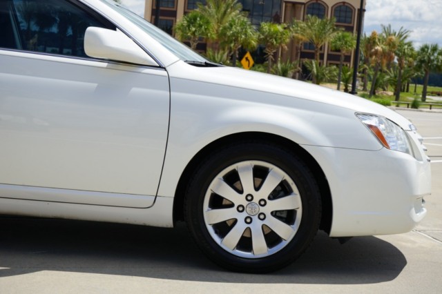 2005 Toyota Avalon XL photo