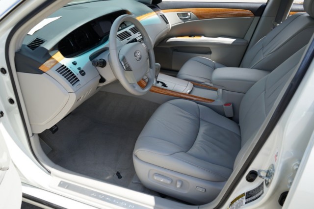 2005 Toyota Avalon XL photo