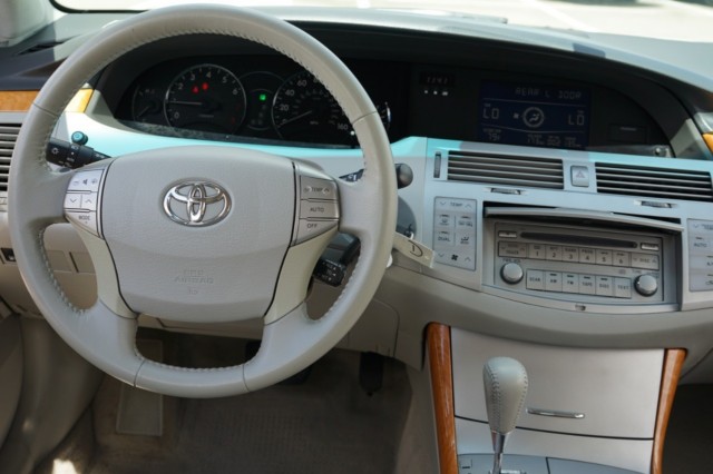 2005 Toyota Avalon XL photo