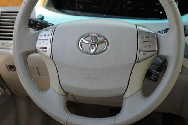 2005 Toyota Avalon XL photo