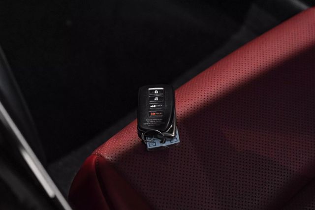 2017 Lexus IS 350 photo