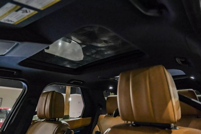 2019 Land Rover Discovery HSE Luxury Sport Utility 4D photo