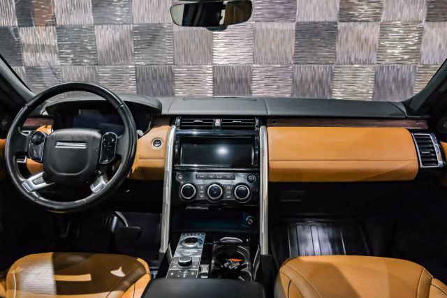 2019 Land Rover Discovery HSE Luxury Sport Utility 4D photo