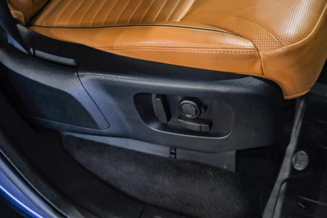 2019 Land Rover Discovery HSE Luxury Sport Utility 4D photo