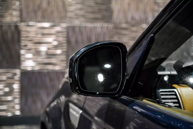 2019 Land Rover Discovery HSE Luxury Sport Utility 4D photo