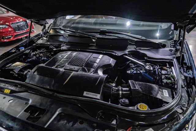 2019 Land Rover Discovery HSE Luxury Sport Utility 4D photo