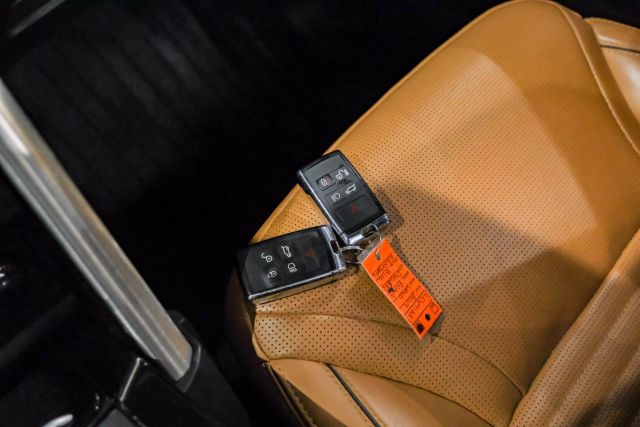 2019 Land Rover Discovery HSE Luxury Sport Utility 4D photo