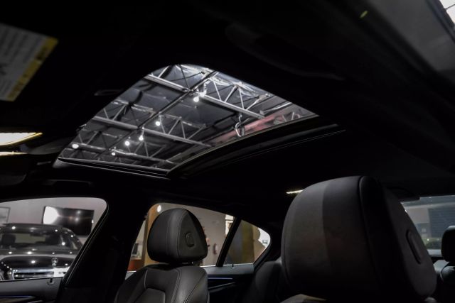 2018 BMW 5-Series 530e xDrive iPerformance Sedan photo