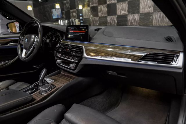 2018 BMW 5-Series 530e xDrive iPerformance Sedan photo