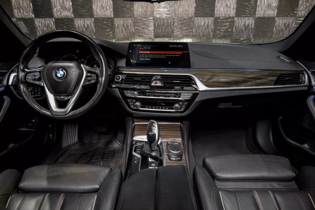 2018 BMW 5-Series 530e xDrive iPerformance Sedan photo