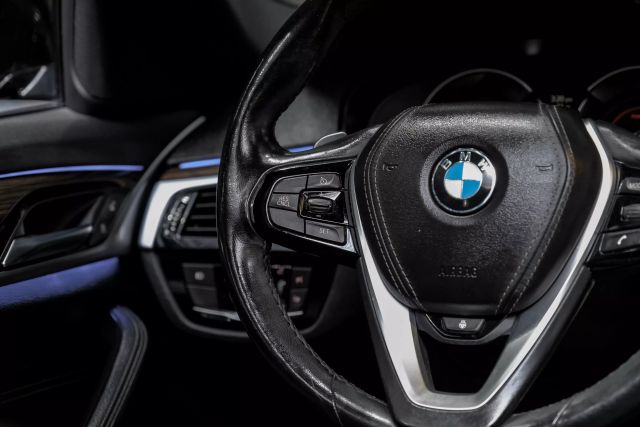 2018 BMW 5-Series 530e xDrive iPerformance Sedan photo