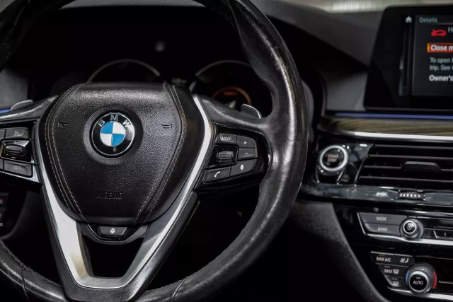 2018 BMW 5-Series 530e xDrive iPerformance Sedan photo