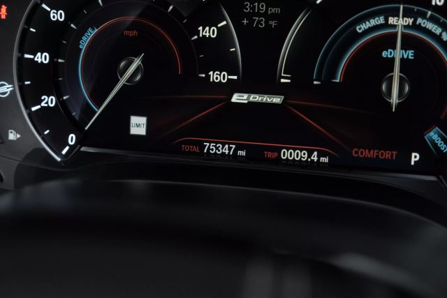 2018 BMW 5-Series 530e xDrive iPerformance Sedan photo
