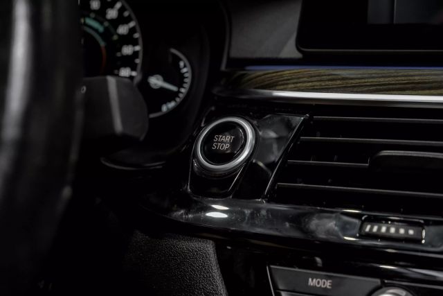 2018 BMW 5-Series 530e xDrive iPerformance Sedan photo