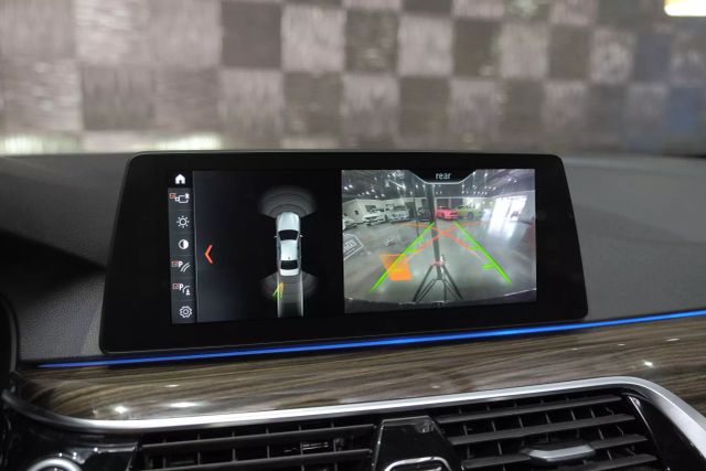 2018 BMW 5-Series 530e xDrive iPerformance Sedan photo