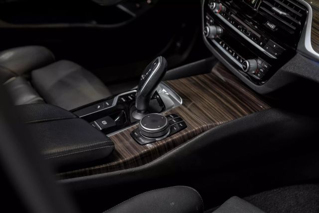 2018 BMW 5-Series 530e xDrive iPerformance Sedan photo