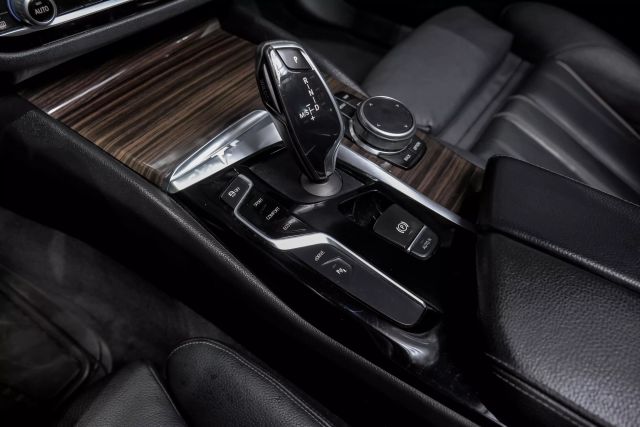 2018 BMW 5-Series 530e xDrive iPerformance Sedan photo