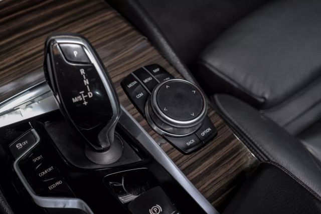 2018 BMW 5-Series 530e xDrive iPerformance Sedan photo