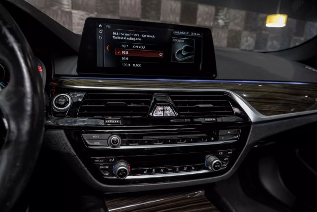 2018 BMW 5-Series 530e xDrive iPerformance Sedan photo