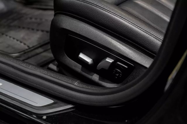 2018 BMW 5-Series 530e xDrive iPerformance Sedan photo