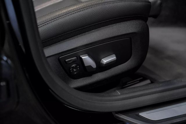2018 BMW 5-Series 530e xDrive iPerformance Sedan photo
