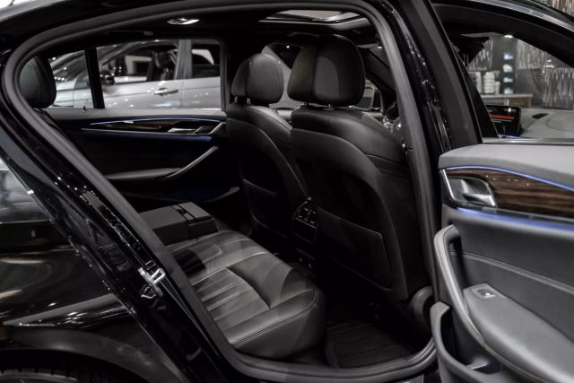 2018 BMW 5-Series 530e xDrive iPerformance Sedan photo