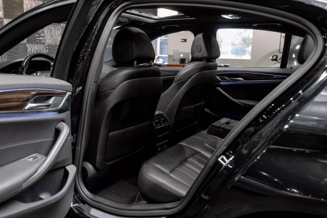 2018 BMW 5-Series 530e xDrive iPerformance Sedan photo