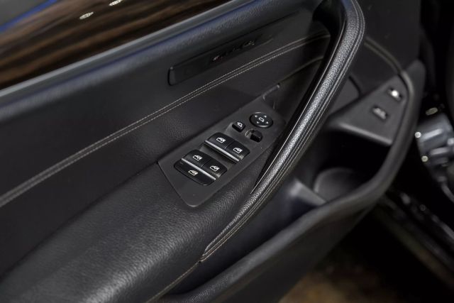 2018 BMW 5-Series 530e xDrive iPerformance Sedan photo