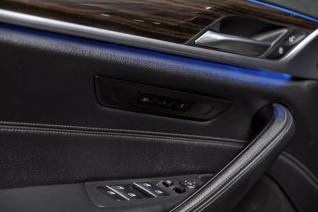 2018 BMW 5-Series 530e xDrive iPerformance Sedan photo