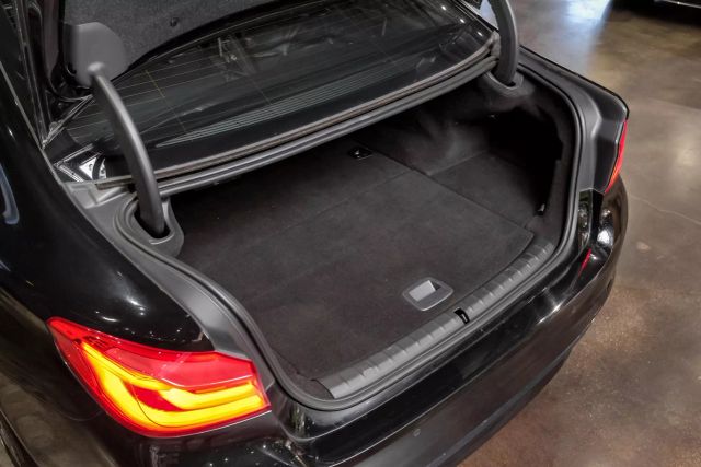 2018 BMW 5-Series 530e xDrive iPerformance Sedan photo